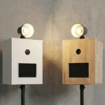 Zwei Fotoboxen vor Betonwand.