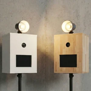 Zwei Fotoboxen vor Betonwand.